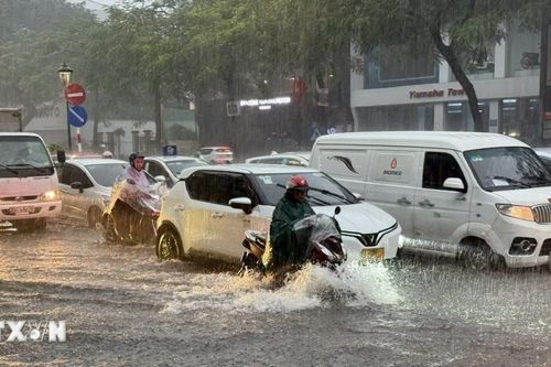Hà Nội: Mưa lớn khiến nhiều điểm trên các tuyến đường bị ngập, gây ùn tắc cục bộ