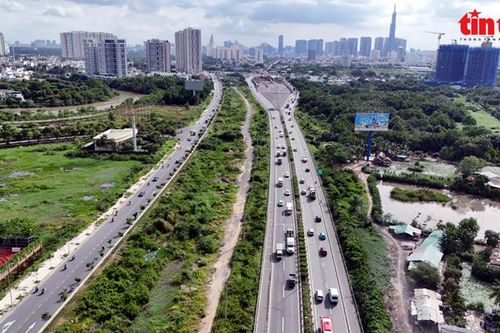 Tháo dỡ dải phân cách trên đường dẫn cao tốc TP Hồ Chí Minh-Long Thành-Dầu Giây để mở rộng làn ô tô