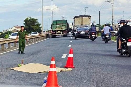 Điều tra vụ đâm bạn gái trọng thương rồi lao vào ôtô tải tự tử