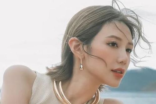 Hoa hậu 8X cấp cứu vì tổn thương mắt sau khi đắp mặt nạ