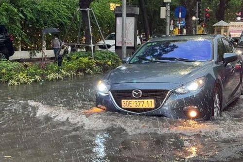 Hà Nội mưa dông mạnh, nhiều tuyến phố ngập úng nặng