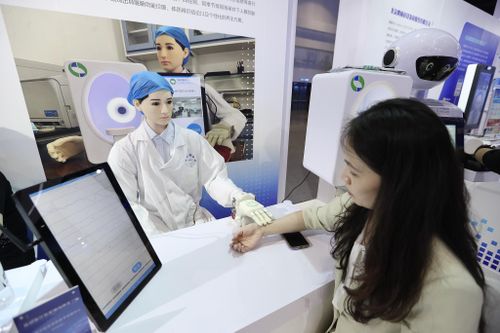 Trung Quốc dẫn đầu cuộc đua robot hóa y tế: AI biết chữa bệnh và chăm sóc người lớn tuổi