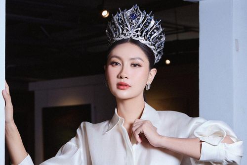 Hành động gây chú ý của Tân Hoa hậu Hoàn vũ Việt Nam trên thảm đỏ sau 1 tuần đăng quang