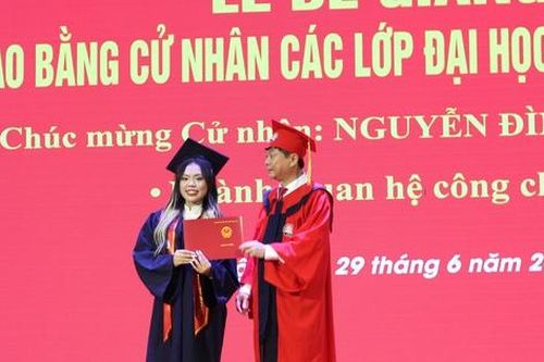 Học viện Báo chí và Tuyên truyền trao bằng tốt nghiệp cho 1.800 sinh viên