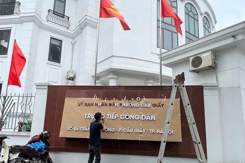 Các phường ở Hà Nội thay biển trụ sở, sẵn sàng vận hành chính quyền 2 cấp từ 1/7