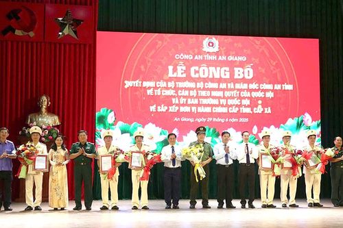 Công an tỉnh An Giang công bố quyết định về tổ chức, cán bộ