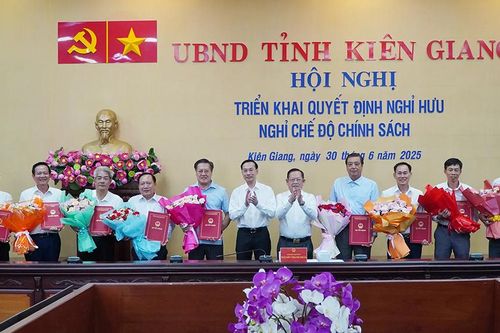 Triển khai quyết định nghỉ hưu, nghỉ chế độ chính sách cho 12 cán bộ