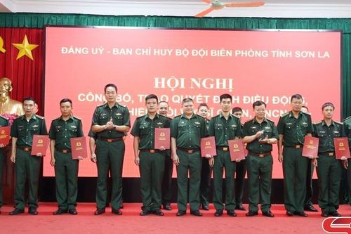 Công bố, trao quyết định điều động, bổ nhiệm đối với sĩ quan, quân nhân chuyên nghiệp