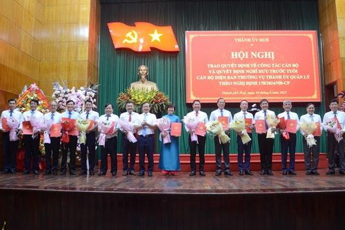 Trao các quyết định luân chuyển, điều động, bổ nhiệm cán bộ và nghỉ hưu trước tuổi