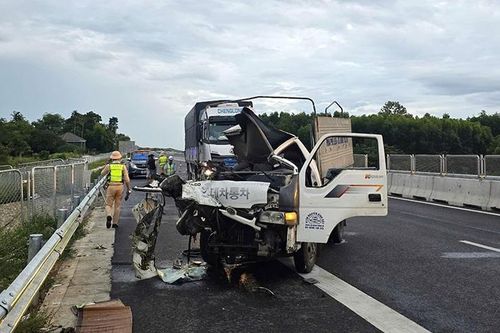 Va chạm giữa hai xe tải trên cao tốc Bãi Vọt - Hàm Nghi, một người tử vong