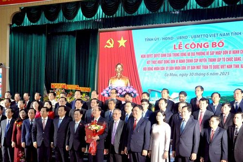 Phó Chủ tịch Quốc hội Lê Minh Hoan dự Lễ công bố các Nghị quyết về sắp xếp đơn vị hành chính tại Cà Mau