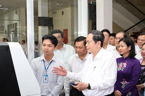 Chủ tịch Quốc hội Trần Thanh Mẫn kiểm tra tình hình giải quyết thủ tục hành chính phục vụ người dân, doanh nghiệp tại Cần Thơ