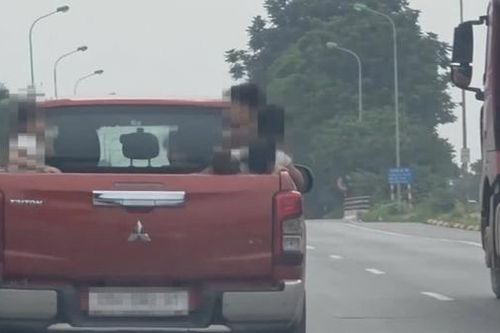 Lập biên bản xử phạt tài xế chở nhiều trẻ nhỏ trên thùng xe bán tải
