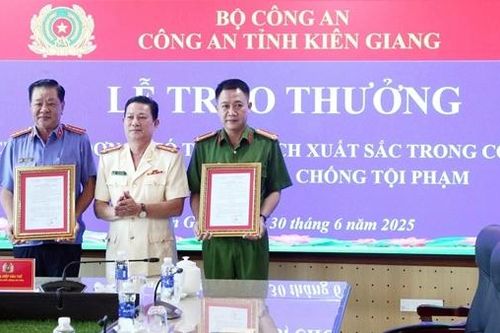 Trao thưởng 2 đơn vị bắt nhóm đối tượng lừa bán đất Sân bay Quốc tế Phú Quốc