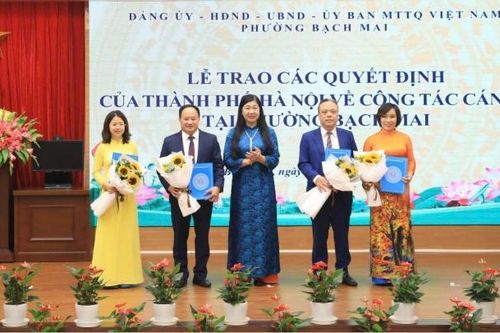 Trao quyết định về công tác nhân sự tại phường Bạch Mai