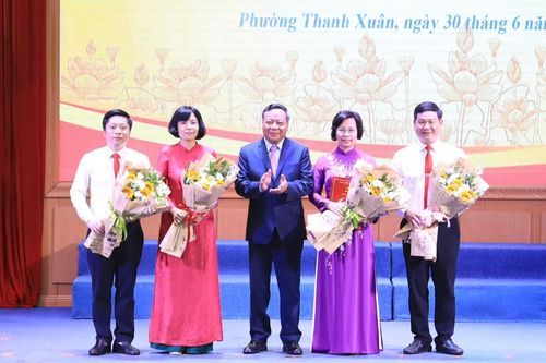 Trao quyết định công tác cán bộ tại phường Thanh Xuân