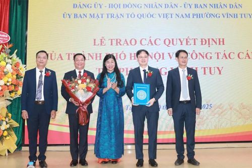 Trao quyết định về công tác cán bộ tại phường Vĩnh Tuy