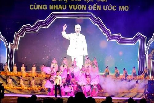 Bắn pháo hoa chào mừng tỉnh Lào Cai mới