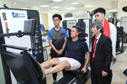 Dàn huyền thoại Man Đỏ ấn tượng với năng lực Y học thể thao và điều trị chấn thương tại BVĐK Tâm Anh