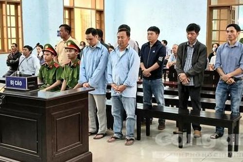 'Rút ruột' tiền đền bù, nhiều cán bộ lĩnh án tù