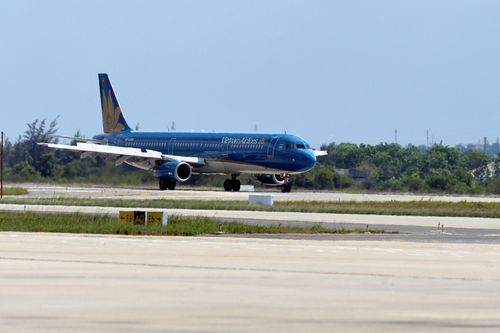 Máy bay Vietnam Airlines hạ cánh khẩn để cấp cứu hành khách
