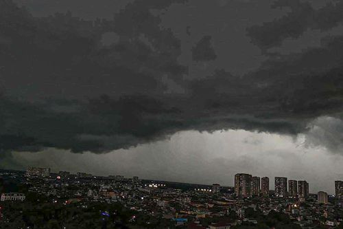 Hà Nội mưa sầm sập, bầu trời tối đen giữa ban ngày