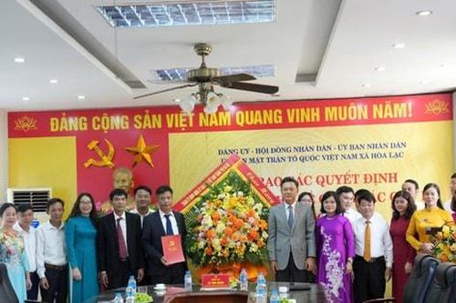Công bố các quyết định về công tác cán bộ tại xã Hòa Lạc