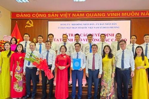 Phó Chủ tịch HĐND thành phố trao các quyết định tại xã Đoài Phương