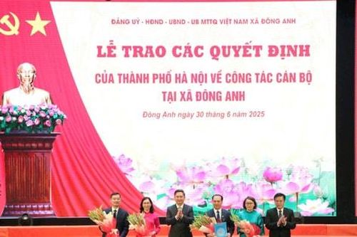 Trưởng ban Tổ chức Thành ủy Hà Nội Hà Minh Hải trao các quyết định tại xã Đông Anh