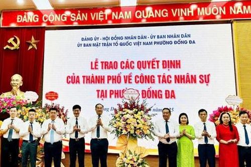 Trao quyết định nhân sự các phường Đống Đa, Kim Liên, Ô Chợ Dừa, Văn Miếu - Quốc Tử Giám