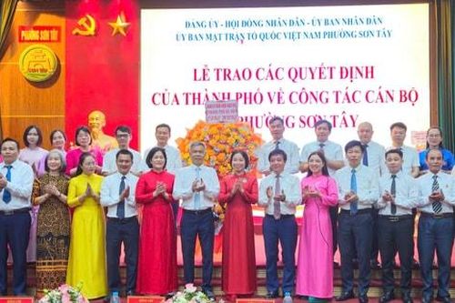 Phó Chủ tịch HĐND thành phố Phạm Thị Thanh Mai trao các quyết định tại phường Sơn Tây