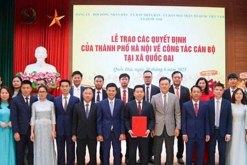Trao Quyết định nhân sự chủ chốt cho xã Quốc Oai