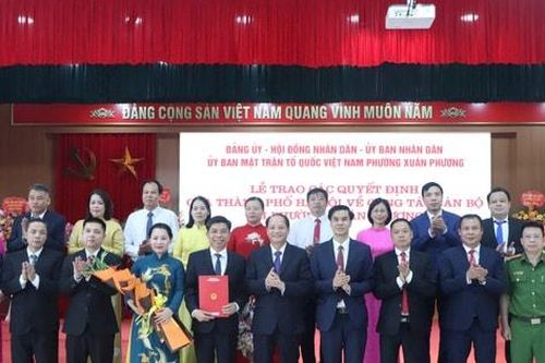 Trưởng ban Tuyên giáo và Dân vận Thành ủy Nguyễn Doãn Toản trao quyết định về công tác cán bộ tại phường Xuân Phương