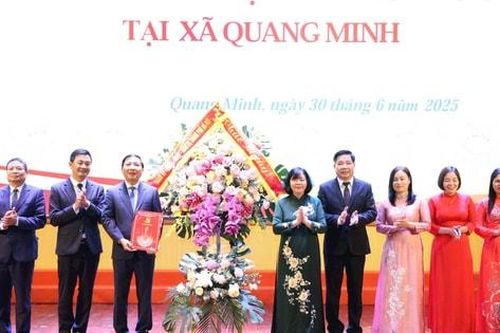 Bí thư Thành ủy Hà Nội Bùi Thị Minh Hoài trao quyết định về công tác cán bộ tại xã Quang Minh
