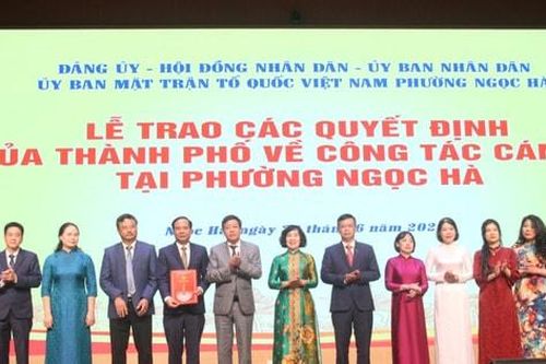 Trao quyết định công tác cán bộ tại các phường Ba Đình, Ngọc Hà, Giảng Võ
