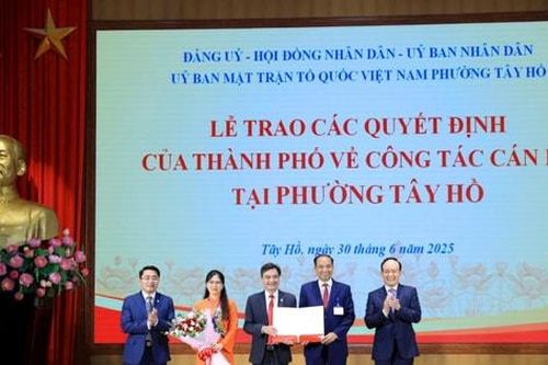 Đồng chí Nguyễn Ngọc Tuấn trao quyết định về công tác cán bộ tại phường Tây Hồ