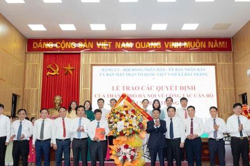 Phó Chủ tịch HĐND thành phố Phạm Quí Tiên trao các quyết định tại xã Bát Tràng