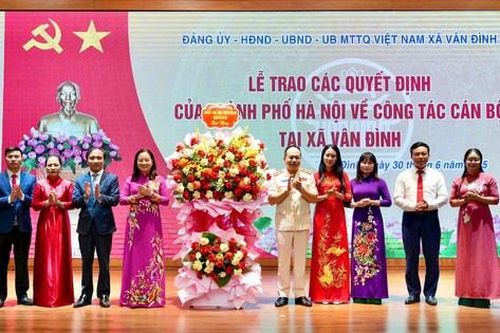 Trao quyết định của thành phố về nhân sự tại xã Mỹ Đức, Hương Sơn, Vân Đình