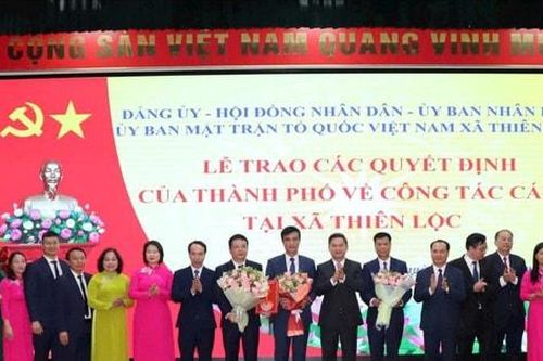 Ủy viên Ban Thường vụ Thành ủy, Trưởng ban Tổ chức Thành ủy Hà Nội trao Quyết định nhân sự tại 3 xã: Phúc Thịnh, Thiên Lộc, Vĩnh Thanh