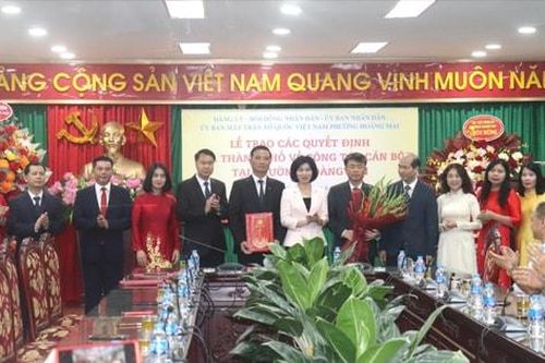 Trao quyết định công tác cán bộ các phường: Hoàng Mai, Yên Sở, Lĩnh Nam, Vĩnh Hưng