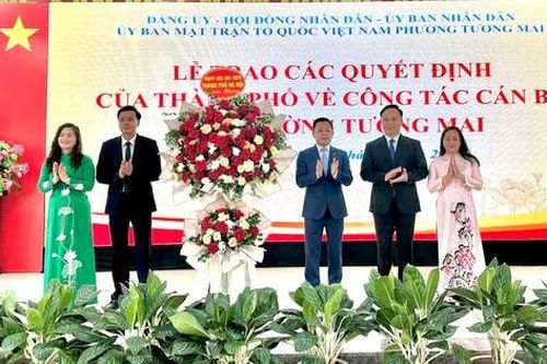 Trao quyết định về công tác cán bộ tại các phường Tương Mai, Hoàng Liệt, Định Công