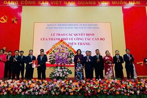 Chủ tịch Hội Liên hiệp phụ nữ Hà Nội Lê Kim Anh trao quyết định cho cán bộ chủ chốt 2 xã: Tiến Thắng, Yên Lãng