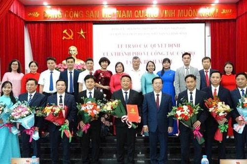 Giám đốc Sở Công Thương Hà Nội Võ Nguyên Phong trao quyết định về nhân sự tại các xã: Thượng Phúc, Bình Minh