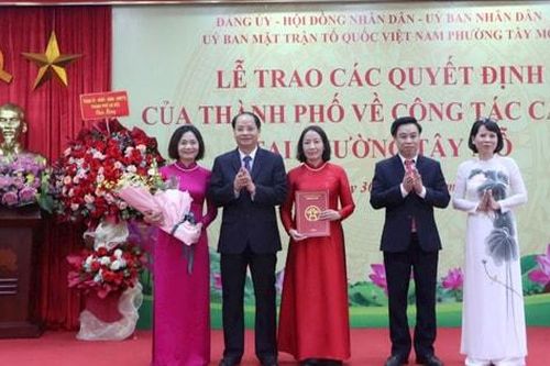 Trưởng ban Tuyên giáo và Dân vận Thành ủy Nguyễn Doãn Toản trao quyết định về công tác cán bộ tại phường Tây Mỗ