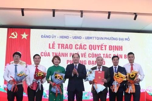 Trưởng ban Tuyên giáo và Dân vận Thành ủy Nguyễn Doãn Toản trao quyết định về công tác cán bộ tại phường Đại Mỗ