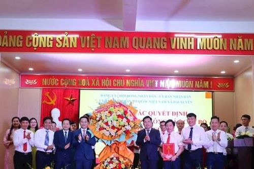 Giám đốc Sở Khoa học và Công nghệ Hà Nội Trần Anh Tuấn trao quyết định cán bộ tại 3 xã: Đại Xuyên, Phượng Dực, Chuyên Mỹ