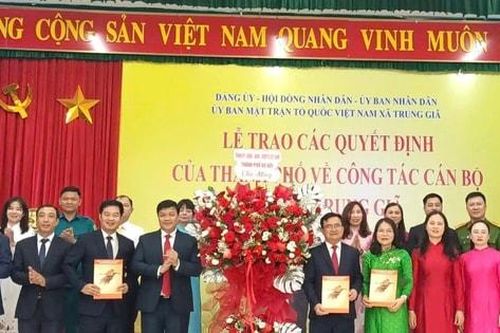 Hà Nội trao quyết định cán bộ chủ chốt các xã: Trung Giã, Đa Phúc