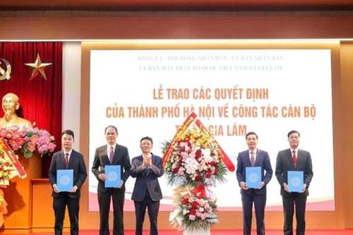 Phó Chủ tịch HĐND thành phố Hà Nội Phạm Quí Tiên trao quyết định về nhân sự tại các xã: Gia Lâm, Phù Đổng, Thuận An