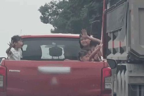Lái xe bán tải chở 6 cháu bé trên thùng xe, chạy băng băng trên Đại lộ Thăng Long