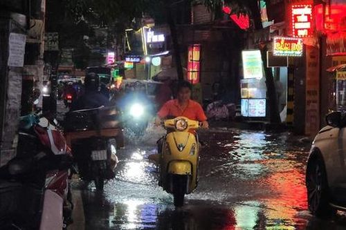 Hà Nội: Nhiều tuyến phố ngập sâu sau cơn mưa lớn giờ tan tầm
